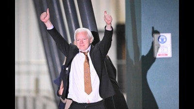 TOPSHOT - WikiLeaks founder Julian Assange gives thumbs up after arriving at Canberra Airport in Canberra on June 26, 2024, after he pleaded guilty at a US court in Saipan to a single count of conspiracy to obtain and disseminate US national defence information. WikiLeaks founder Julian Assange returned home to Australia to start life as a free man June 26 after admitting he revealed US defence secrets in a deal that unlocked the door to his London prison cell. (Photo by WILLIAM WEST / AFP) (AFP) TOPSHOT - WikiLeaks founder Julian Assange gives thumbs up after arriving at Canberra Airport in Canberra on June 26, 2024, after he pleaded guilty at a US court in Saipan to a single count of conspiracy to obtain and disseminate US national defence information. WikiLeaks founder Julian Assange returned home to Australia to start life as a free man June 26 after admitting he revealed US defence secrets in a deal that unlocked the door to his London prison cell. (Photo by WILLIAM WEST / AFP) (AFP)