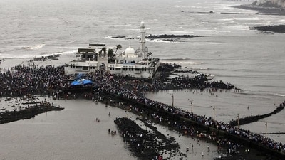 The dargah is located on an islet, 500 m away from the Worli coast. The existing pathway connecting the dargah to the coast experiences congestion on Fridays because of the large number of footfalls. The pathway, with a width of 4.5 m, does not have railings and accidents occur when devotees fall into the sea and divers need to be employed to pull them out (Hindustan Times) The dargah is located on an islet, 500 m away from the Worli coast. The existing pathway connecting the dargah to the coast experiences congestion on Fridays because of the large number of footfalls. The pathway, with a width of 4.5 m, does not have railings and accidents occur when devotees fall into the sea and divers need to be employed to pull them out (Hindustan Times)