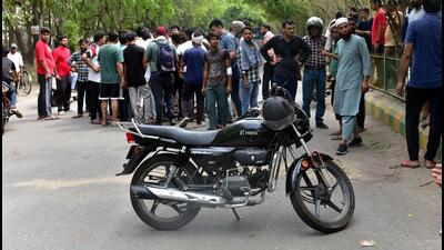 The spot in Govindapuram in Ghaziabad where a biker died and his friend suffered injuries after their motorcycles crashed into the central verge at a high speed on Wednesday. (Sakib Ali/HT Photo) The spot in Govindapuram in Ghaziabad where a biker died and his friend suffered injuries after their motorcycles crashed into the central verge at a high speed on Wednesday. (Sakib Ali/HT Photo)