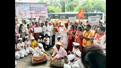 They raised slogans against the chief minister, deputy chief ministers, and chairman of the MPCB for neglecting pollution in the river. (HT PHOTO) They raised slogans against the chief minister, deputy chief ministers, and chairman of the MPCB for neglecting pollution in the river. (HT PHOTO)