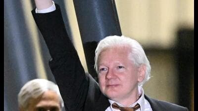 WikiLeaks founder Julian Assange waves after arriving at Canberra Airport in Canberra on June 26, 2024, after he pleaded guilty at a US court in Saipan to a single count of conspiracy to obtain and disseminate US national defence information. WikiLeaks founder Julian Assange returned home to Australia to start life as a free man June 26 after admitting he revealed US defence secrets in a deal that unlocked the door to his London prison cell. (Photo by WILLIAM WEST / AFP) (AFP) WikiLeaks founder Julian Assange waves after arriving at Canberra Airport in Canberra on June 26, 2024, after he pleaded guilty at a US court in Saipan to a single count of conspiracy to obtain and disseminate US national defence information. WikiLeaks founder Julian Assange returned home to Australia to start life as a free man June 26 after admitting he revealed US defence secrets in a deal that unlocked the door to his London prison cell. (Photo by WILLIAM WEST / AFP) (AFP)