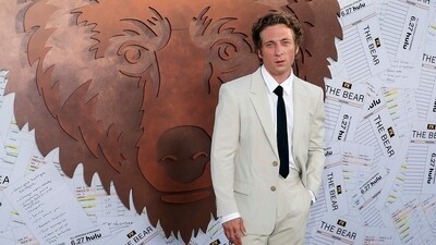 The Bear star Jeremy Allen White attended season 3 premiere in a cream-white suit with a pop of black on the tie. He matched his outfit perfectly with a sultry expression. Yes. Chef! The Bear star Jeremy Allen White attended season 3 premiere in a cream-white suit with a pop of black on the tie. He matched his outfit perfectly with a sultry expression. Yes. Chef! 