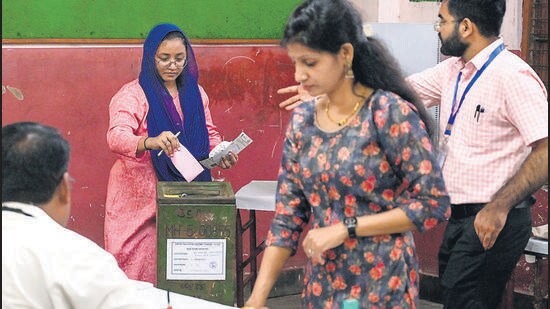 Mumbai, India. June 26, 2024: People cast their votes for Mumbai Graduate Constituency at Mumbai Public School in the Dharavi area of Mumbai on Wednesday. June 26, 2024. (Photo by Raju Shinde/HT Photo)