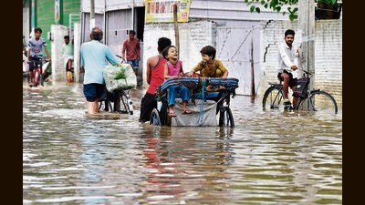Amid waterlogging at the main roads across the city, the locals were seen struggling to complete their daily chores as life came to a standstill in Ludhiana on Thursday. (Gurpreet Singh/HT) Amid waterlogging at the main roads across the city, the locals were seen struggling to complete their daily chores as life came to a standstill in Ludhiana on Thursday. (Gurpreet Singh/HT)
