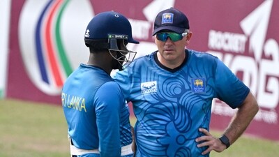 Sri Lanka's Angelo Mathews (L) talks to head coach Chris Silverwood (AFP) Sri Lanka's Angelo Mathews (L) talks to head coach Chris Silverwood (AFP)
