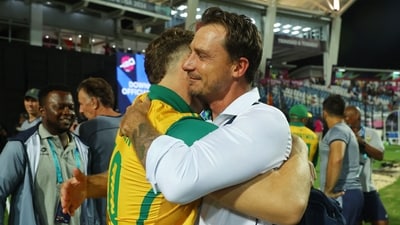 South Africa's David Miller hugs former player Dale Steyn (REUTERS)