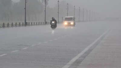 The rain is a relief from the intense heatwave and water crisis, the people of Delhi have been facing. The minimum temperature in Delhi today is 28.6 degrees celsius. (Sunil Ghosh/Hindustan Times) The rain is a relief from the intense heatwave and water crisis, the people of Delhi have been facing. The minimum temperature in Delhi today is 28.6 degrees celsius. (Sunil Ghosh/Hindustan Times)
