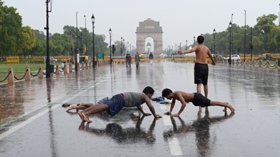 People in the city have been rejoicing at the onset of the rains. Heavy showers were witnessed especially in areas like Sarita Vihar, Munirka, RK Puram and Khan Market (Sunil Ghosh/Hindustan Times) People in the city have been rejoicing at the onset of the rains. Heavy showers were witnessed especially in areas like Sarita Vihar, Munirka, RK Puram and Khan Market (Sunil Ghosh/Hindustan Times)
