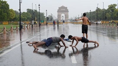 People in Delhi have been rejoicing at the onset of the rains. Heavy showers were witnessed especially in areas like Sarita Vihar, Munirka, RK Puram and Khan Market. (Sunil Ghosh/Hindustan Times) People in Delhi have been rejoicing at the onset of the rains. Heavy showers were witnessed especially in areas like Sarita Vihar, Munirka, RK Puram and Khan Market. (Sunil Ghosh/Hindustan Times)