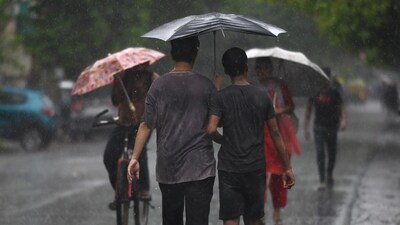 Temperatures in Delhi are now below 40 degree celsius for a second day in a row, and will likely continue to be below 40 as the rains progress. (Sunil Ghosh/Hindustan Times) Temperatures in Delhi are now below 40 degree celsius for a second day in a row, and will likely continue to be below 40 as the rains progress. (Sunil Ghosh/Hindustan Times)