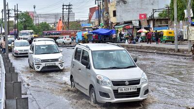 Some residents said the rain also hampered traffic on the National Highway-9 as many office goers were caught unawares by the shower and some of them took shelter beneath underpasses. (Sakib Ali/HT Photo) Some residents said the rain also hampered traffic on the National Highway-9 as many office goers were caught unawares by the shower and some of them took shelter beneath underpasses. (Sakib Ali/HT Photo)