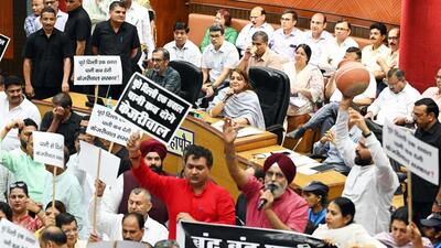 The commotion did not leave much room for discussions and Oberoi passed several proposals amid the sloganeering. (Sanjeev Verma/HT Photo)