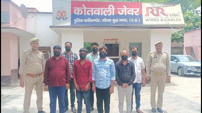 The suspects had come together to divide the  ₹15 lakh that they had already defrauded from the owner, but following intelligence inputs, police nabbed them. (HT Photo)