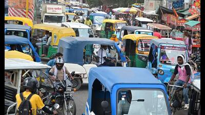 The traffic chaos outside Charbagh railway station in Lucknow. (Mushtaq Ali/HT photo) The traffic chaos outside Charbagh railway station in Lucknow. (Mushtaq Ali/HT photo)