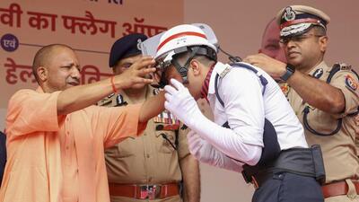 Uttar Pradesh chief minister Yogi Adityanath distributing air-conditioned helmet to traffic police personnel in Lucknow on Thursday. (ANI PHOTO) Uttar Pradesh chief minister Yogi Adityanath distributing air-conditioned helmet to traffic police personnel in Lucknow on Thursday. (ANI PHOTO)