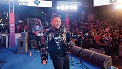 Romy swept the audience off their feet with Punjabi hits like Gud Naal Ishq Mitha and Dil Le Gayi Kudi. (Photo: HTBS)