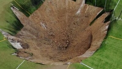 Terrifying sinkhole incident at Gordon Moore Park in Alton, Illinois captured on tape, leading to closure of affected area for safety checks Terrifying sinkhole incident at Gordon Moore Park in Alton, Illinois captured on tape, leading to closure of affected area for safety checks