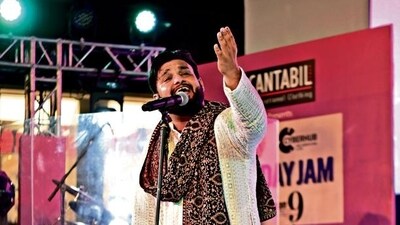 Lead singer of Khusro, the band, who performed Sufi songs such as Sanu Ek Pal Chain, Chand Sifarish, Dama Dam Mast Qalandar and Jugni, at HT City Friday Jam Season 9. (Photo: HTBS) Lead singer of Khusro, the band, who performed Sufi songs such as Sanu Ek Pal Chain, Chand Sifarish, Dama Dam Mast Qalandar and Jugni, at HT City Friday Jam Season 9. (Photo: HTBS)