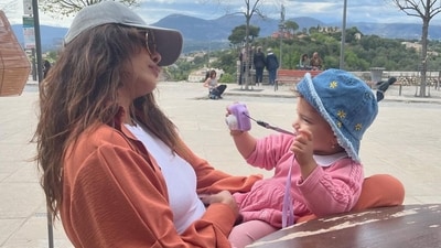 Then, there’s this super cute picture of Priyanka posing as her daughter turns photographer and clicks away. Then, there’s this super cute picture of Priyanka posing as her daughter turns photographer and clicks away.