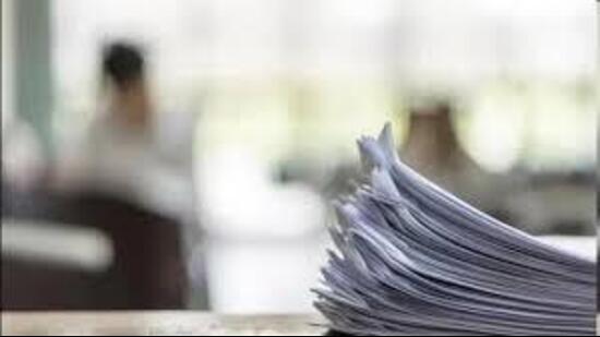 DC was listening to the complaints of people at ‘samadhan camp (iStock)