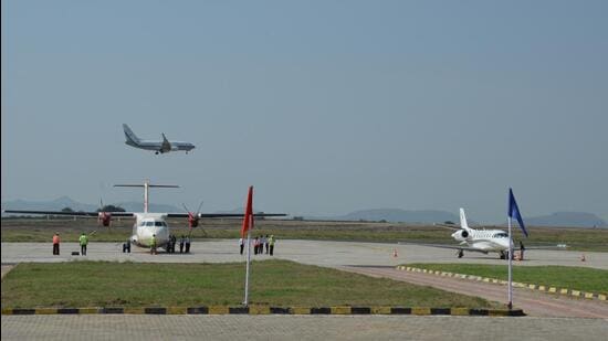 With the damaged aircraft obstructing airport operations, it was difficult to handle various flights. (HT PHOTO)