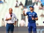 Former cricketer Nasser Hussain and England captain Jos Buttler (R)