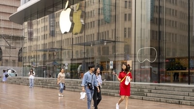 Chinese tourists enjoy higher duty-free allowances in Hong Kong and Macau starting July 1 (Photographer: Raul Ariano/Bloomberg) Chinese tourists enjoy higher duty-free allowances in Hong Kong and Macau starting July 1 (Photographer: Raul Ariano/Bloomberg)