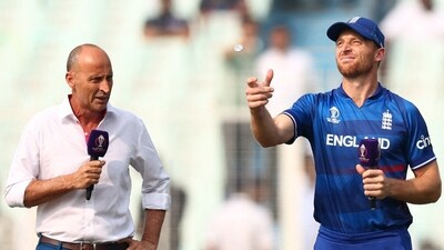 Former cricketer Nasser Hussain and England captain Jos Buttler (R) (REUTERS)