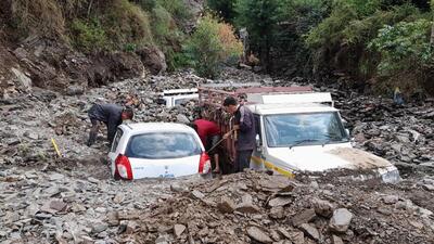 People trying to retrieve their vehicles buried in debris on Friday after flashfloods triggered a landslide following heavy overnight rain at Malyana near Shimla. (Deepak Sansta/HT)