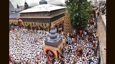 Sant Tukaram Maharaj Palkhi procession started from Dehu temple on Friday will pass through Akurdi and arrive in the city on Sunday. (HT PHOTO)
