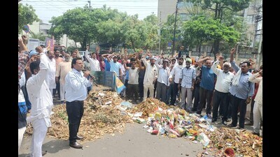 The sanitation workers raised slogans against the Punjab government, Mohali mayor and municipal commissioner. (HT Photo) The sanitation workers raised slogans against the Punjab government, Mohali mayor and municipal commissioner. (HT Photo)