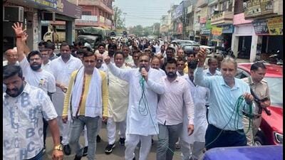 Traders led by Haryana Vyapar Mandal president Bajrang Das Garg took out a protest march against the police administration and the state government over the deteriorating law and order situation. (HT Photo) Traders led by Haryana Vyapar Mandal president Bajrang Das Garg took out a protest march against the police administration and the state government over the deteriorating law and order situation. (HT Photo)