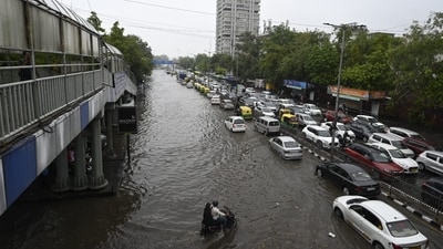 Delhi-NCR on Friday morning received heavy rainfall accompanied by thunderstorms and lightning, causing severe waterlogging and traffic congestion in the city. (Sanjeev Verma/Hindustan Times) Delhi-NCR on Friday morning received heavy rainfall accompanied by thunderstorms and lightning, causing severe waterlogging and traffic congestion in the city. (Sanjeev Verma/Hindustan Times)