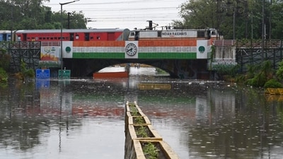 Minto Bridge, an infamous spot known for being a trap for buses during heavy rain, was inundated in rain water. The waterlogging issue at the bridge comes almost a year after the Public Works Department (PWD) dropped it from its list of waterlogging hot spots in the national capital. (Arvind Yadav/Hindustan Times) Minto Bridge, an infamous spot known for being a trap for buses during heavy rain, was inundated in rain water. The waterlogging issue at the bridge comes almost a year after the Public Works Department (PWD) dropped it from its list of waterlogging hot spots in the national capital. (Arvind Yadav/Hindustan Times)
