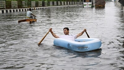 On Friday, Delhi BJP councilor Ravinder Singh Negi staged a symbolic protest against the Arvind Kejriwal-led AAP government's handling of the national capital's waterlogged situation. He did so by navigating an inflatable boat through the flooded NH9 area. (Ajay Aggarwal/Hindustan Times) On Friday, Delhi BJP councilor Ravinder Singh Negi staged a symbolic protest against the Arvind Kejriwal-led AAP government's handling of the national capital's waterlogged situation. He did so by navigating an inflatable boat through the flooded NH9 area. (Ajay Aggarwal/Hindustan Times)