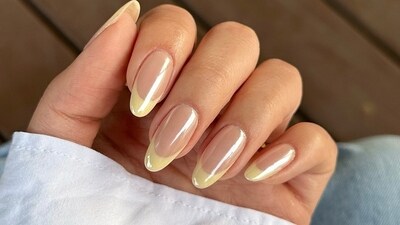 Butter yellow French tips nails (Instagram) Butter yellow French tips nails (Instagram)
