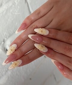 Butter yellow 3D floral nail trend (Instagram) Butter yellow 3D floral nail trend (Instagram)