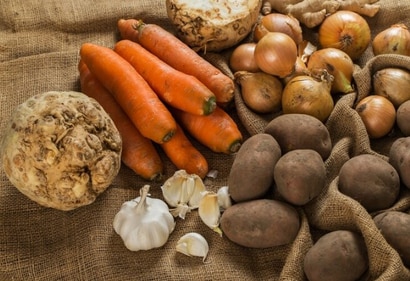 Root vegetables like carrots and potatoes must be thoroughly cooked before consumption during monsoons (Freepik)