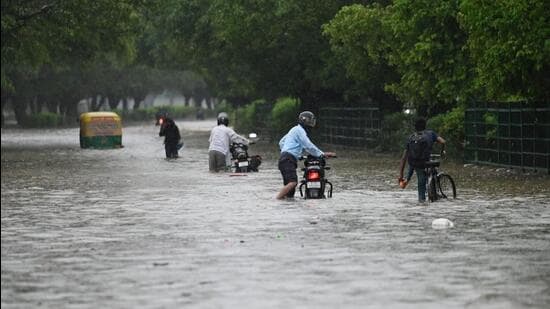 Waterlogged roads in Dwarka area of Delhi on Friday. (Vipin Kumar/ HT Photo)