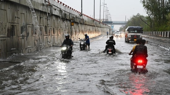 ITO in New Delhi witnesssed waterlogging and a traffic jam on Friday due to heavy rain.(Ajay Aggarwal/Hindustan Times)