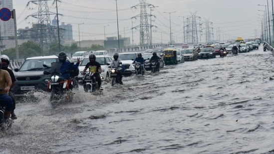 Ghaziabad-Delhi Meerut Expressway near Indirapuram was filled with rainwater, causing a 2-kilometer-long traffic jam.( Sakib Ali/Hindustan Times)