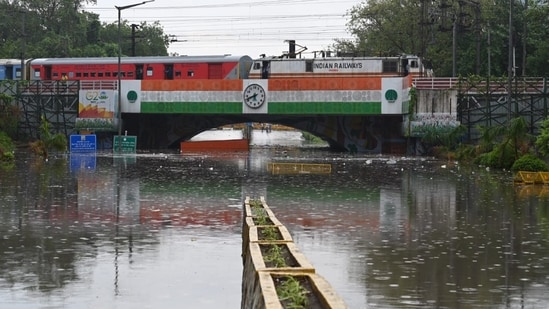 Minto Bridge, an infamous spot known for being a trap for buses during heavy rain, was inundated in rain water. The waterlogging issue at the bridge comes almost a year after the Public Works Department (PWD) dropped it from its list of waterlogging hot spots in the national capital.(Arvind Yadav/Hindustan Times)