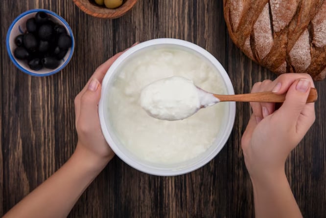 People who suffer from migraines and clogged sinuses should avoid yogurt during monsoon (Freepik)