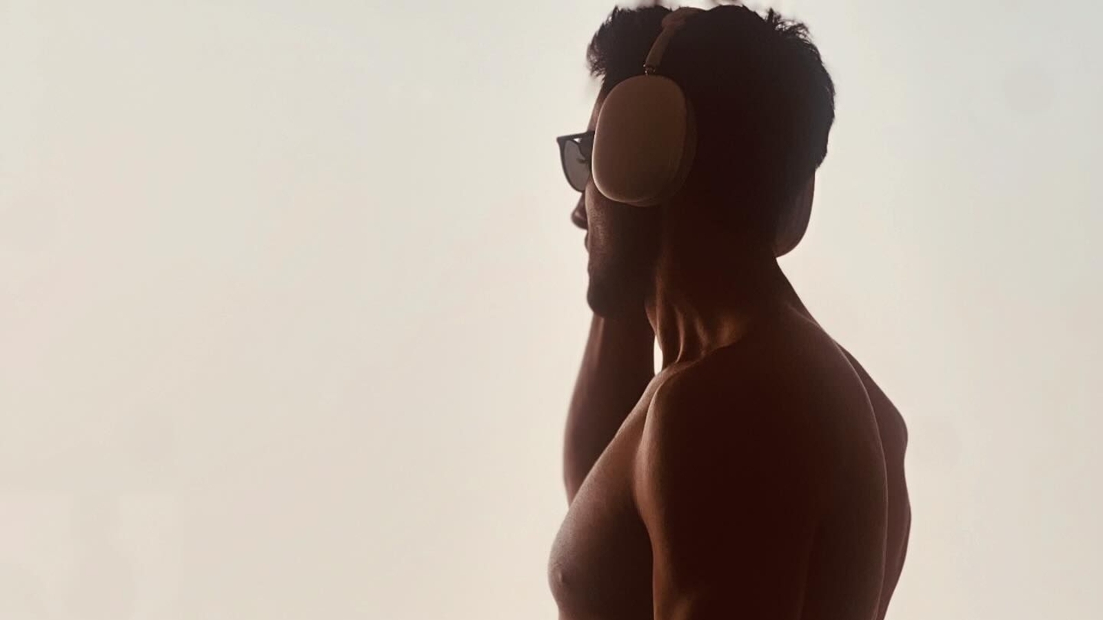 Abs and attitude: Kartik Aaryan's latest shirtless photo leaves fans breathless