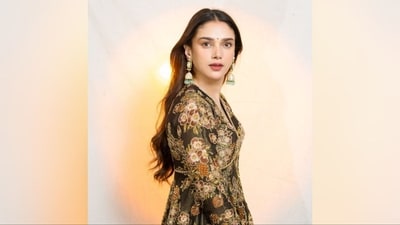She left her long, luscious locks open in the middle, allowing them to cascade down her shoulders. She finished off her look with a small black bindi adorning her forehead. (Instagram/@sanamratansi) She left her long, luscious locks open in the middle, allowing them to cascade down her shoulders. She finished off her look with a small black bindi adorning her forehead. (Instagram/@sanamratansi)