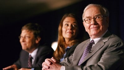 FILE PHOTO: Chairman of Berkshire Hathaway Inc. Warren Buffett listens while Bill and Melinda Gates look on during a news conference in New York June 26, 2006. (REUTERS)