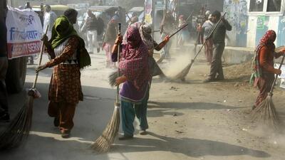 Currently, many people dispose of household waste in public places instead of using the door-to-door collection service provided by the corporation, said MCG officials. (HT FILE PHOTO) Currently, many people dispose of household waste in public places instead of using the door-to-door collection service provided by the corporation, said MCG officials. (HT FILE PHOTO)
