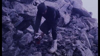 Lt Rishi Singh dispersing ashes of Capt Jintu Gogoi on Kaala Pathar during the war. (Maj P Raj Narayan)