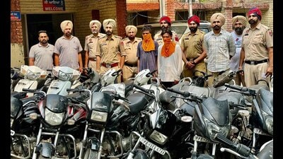 The accused of vehicle lifting in the custody of Sarabha Nagar police in Ludhiana on Saturday. (HT photo)