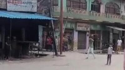 The incident occurred when a Delhi Police team from Gokulpuri police station came to arrest Mannu Rangrez, 24, who was wanted in a theft case. (HT Photo) The incident occurred when a Delhi Police team from Gokulpuri police station came to arrest Mannu Rangrez, 24, who was wanted in a theft case. (HT Photo)